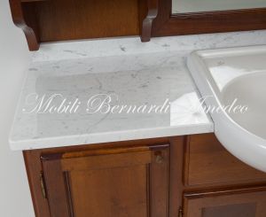 Mobile per bagno in legno di noce arte povera con lavello e marmo bianco di Carrara